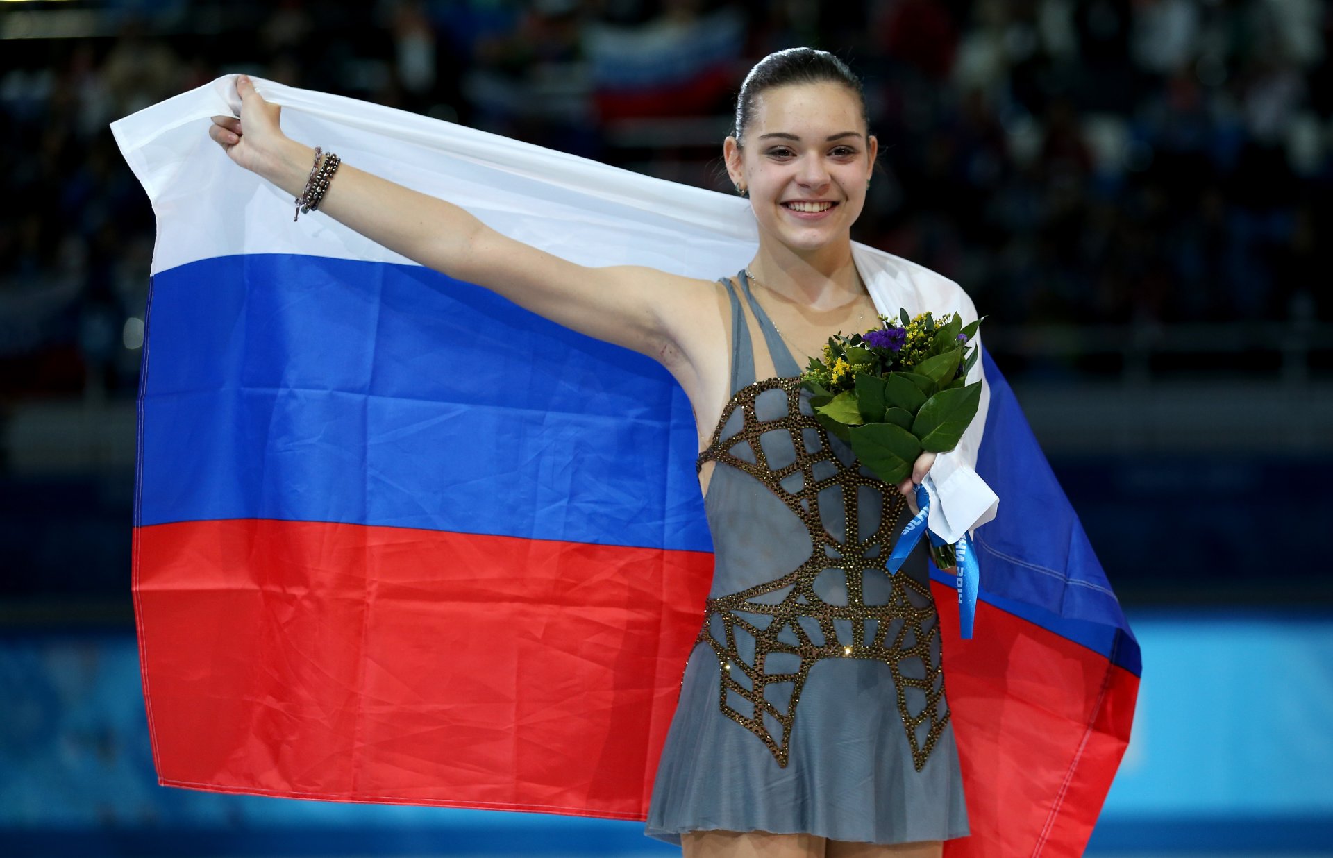 adelina sotnikova pattinaggio artistico bandiera gioia pattinatrice sochi 2014 sochi 2014 olimpiadi invernali olimpico campione xxii olimpiadi invernali sochi 2014 russia fiori bouquet tricolore