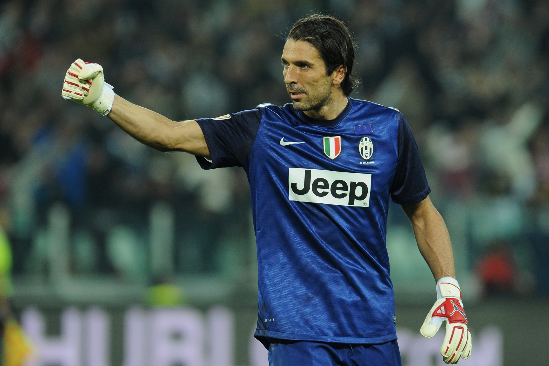 gianluigi buffon juventus serie a goalkeeper master football player leader