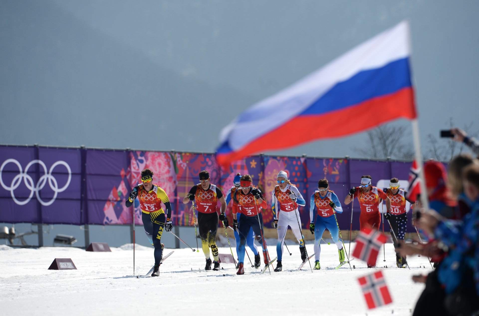 carrera de esquí sochi 2014 sochi 2014 juegos olímpicos de invierno xxii juegos olímpicos de invierno sochi 2014 rusia bandera esquiadores nieve noruega banderas