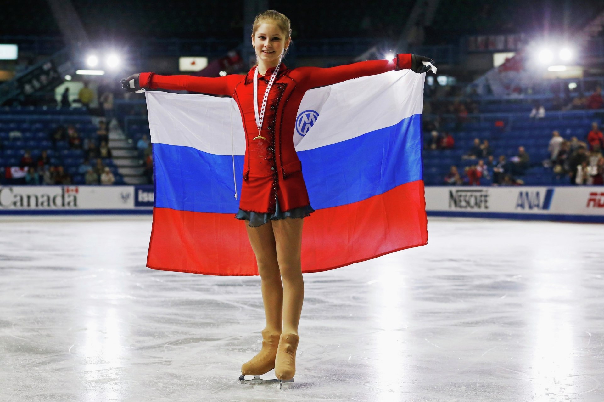 julia lipnitskaya campionessa pattinatrice medaglia bandiera russia sorriso bellezza luce vittoria