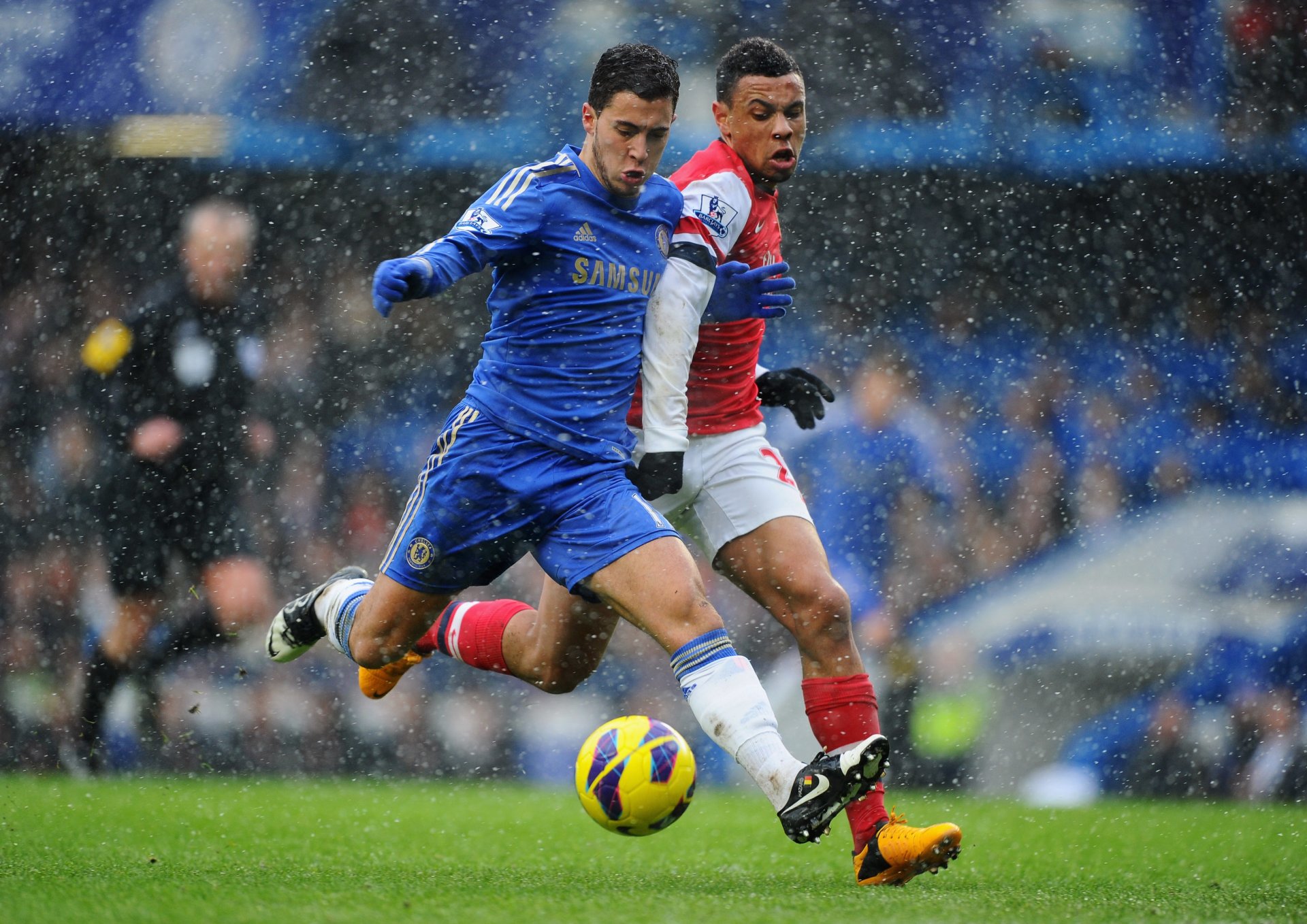 eden hazard chelsea arsenal ball