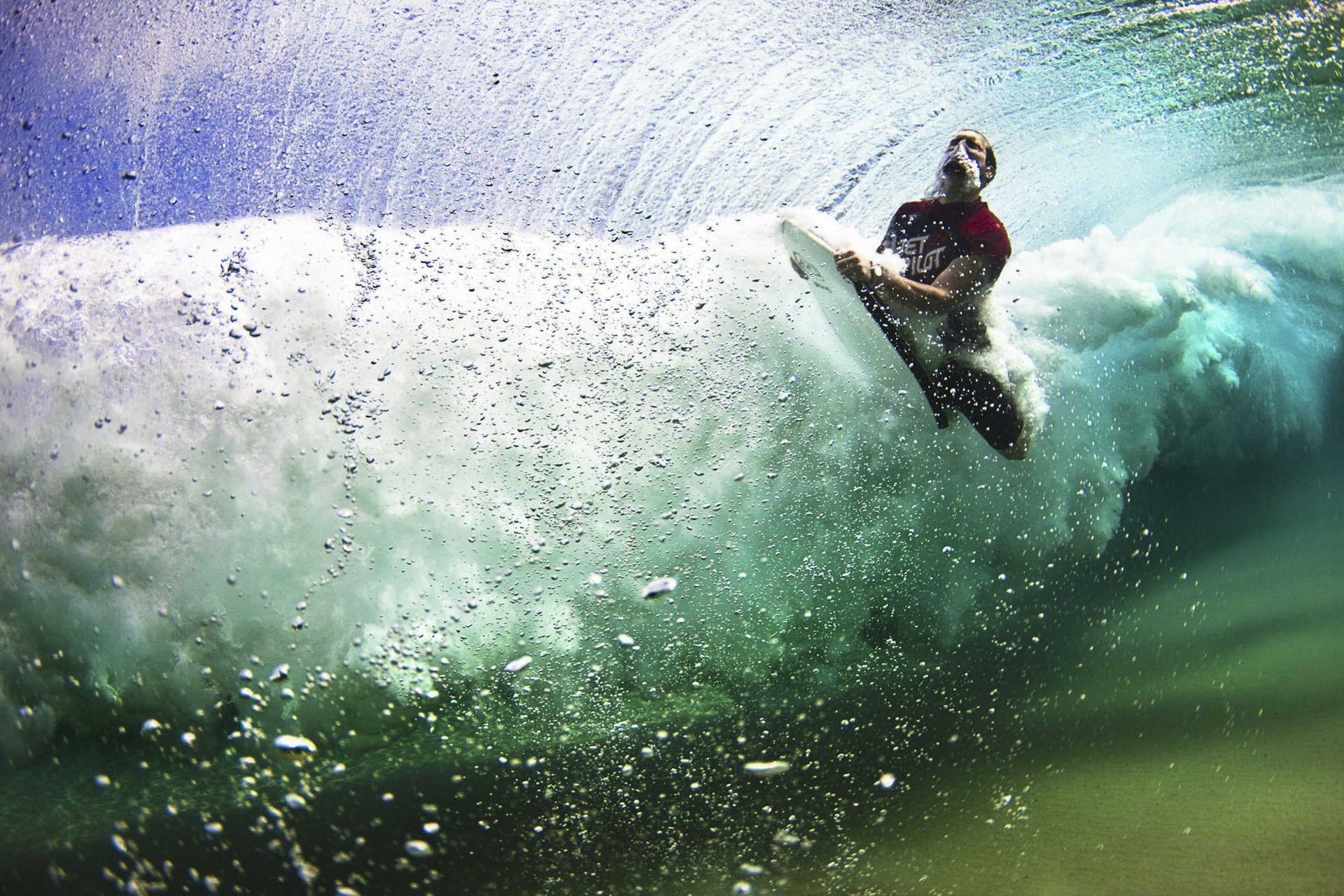 mann an bord im sommer sport surfen meer wasser ozean