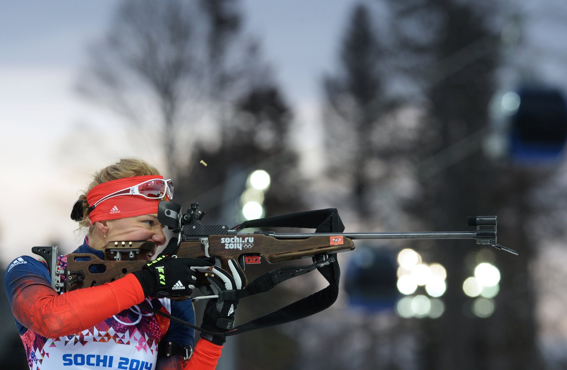 biathlon frauen sotschi 2014 sotschi 2014 olympische winterspiele xxii olympische winterspiele olga zaitseva zweimalige olympiasiegerin sotschi 2014 russland gewehr blick schuss zielen