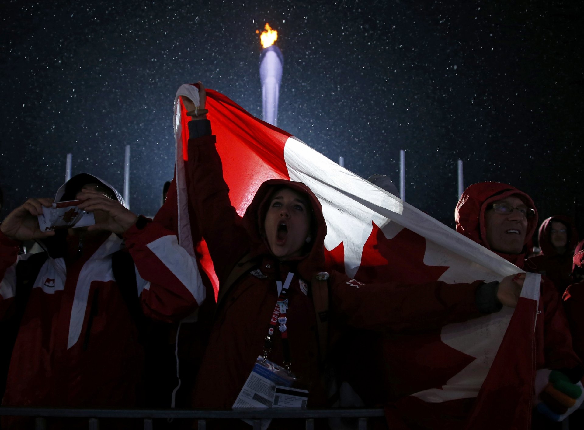 kanada fans fans flagge olympisch fackel feuer sotschi 2014 kanadisch fans