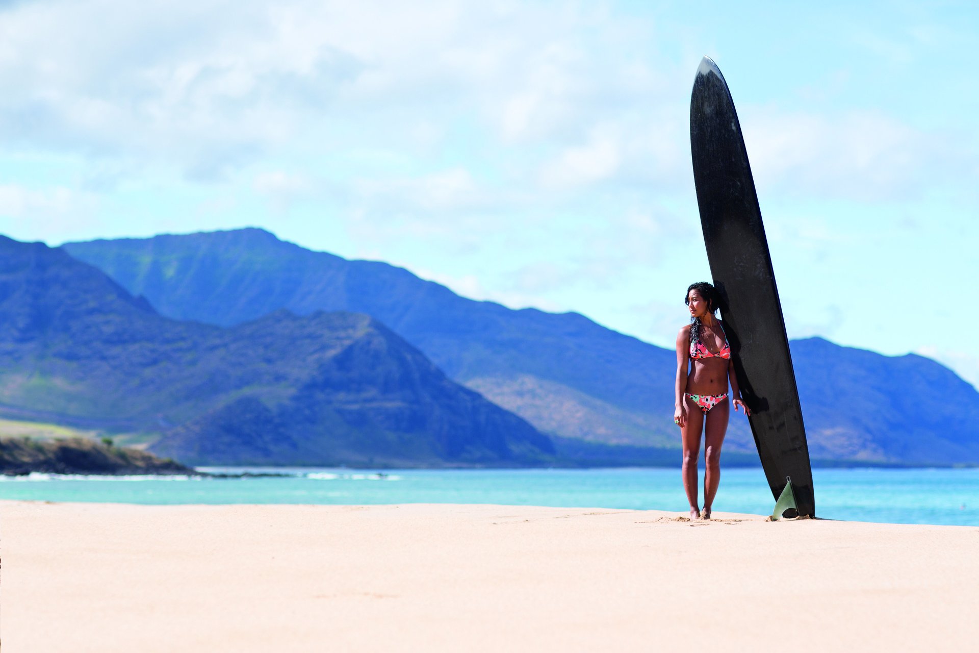 surf fille maillot de bain planche plage sable océan montagnes