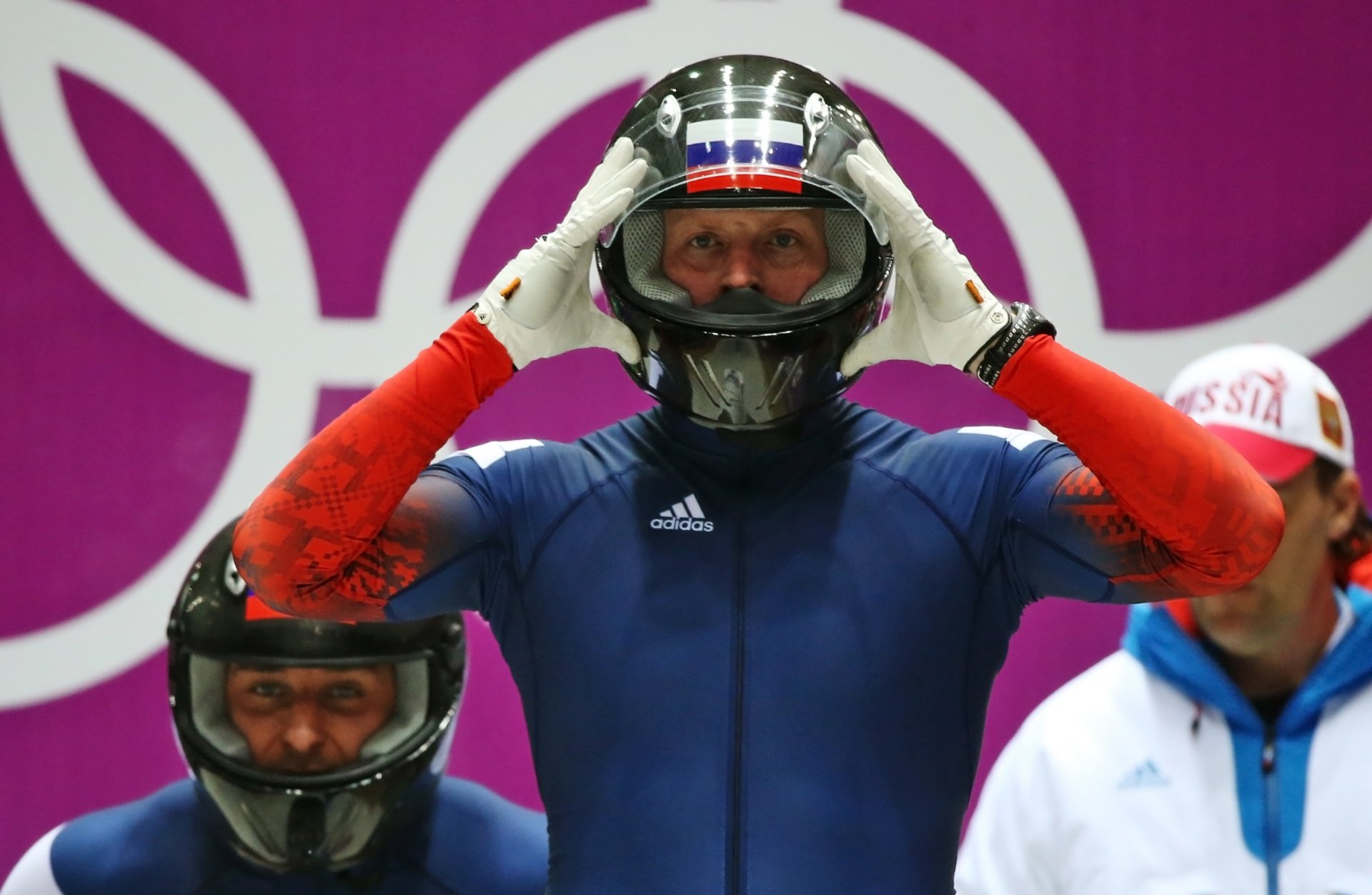 bobsleje aleksander zubkow aleksiej wojewoda dwukrotni mistrzowie olimpijscy soczi 2014 zimowe igrzyska olimpijskie soczi 2014 xxii zimowe igrzyska olimpijskie soczi 2014 rosja kask spojrzenie cel adida