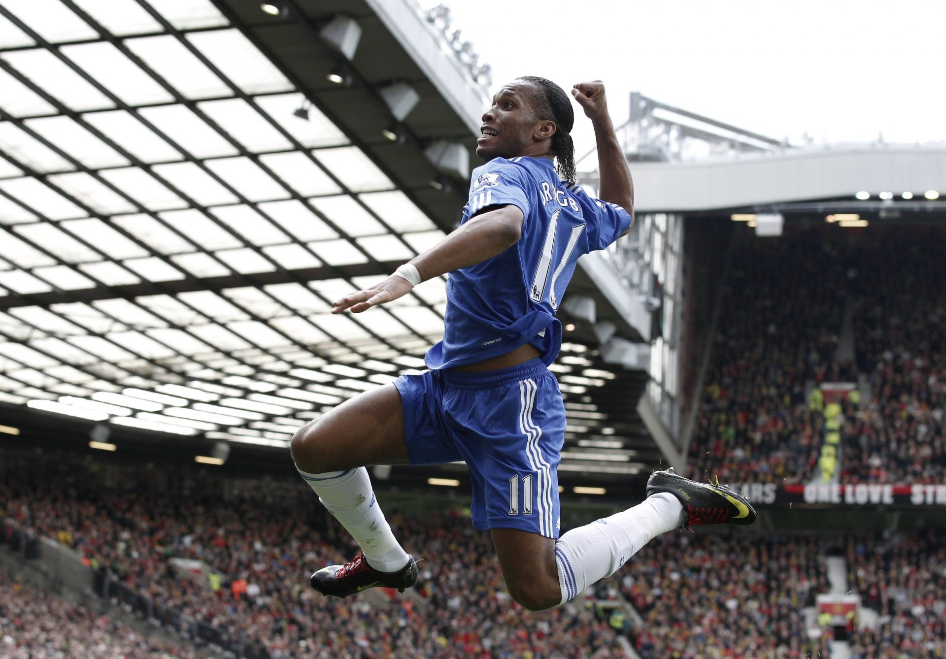 didier drogba drogba jugador futbolista estrella chelsea inglaterra estadio old trafford gradas espectadores gol celebración fútbol