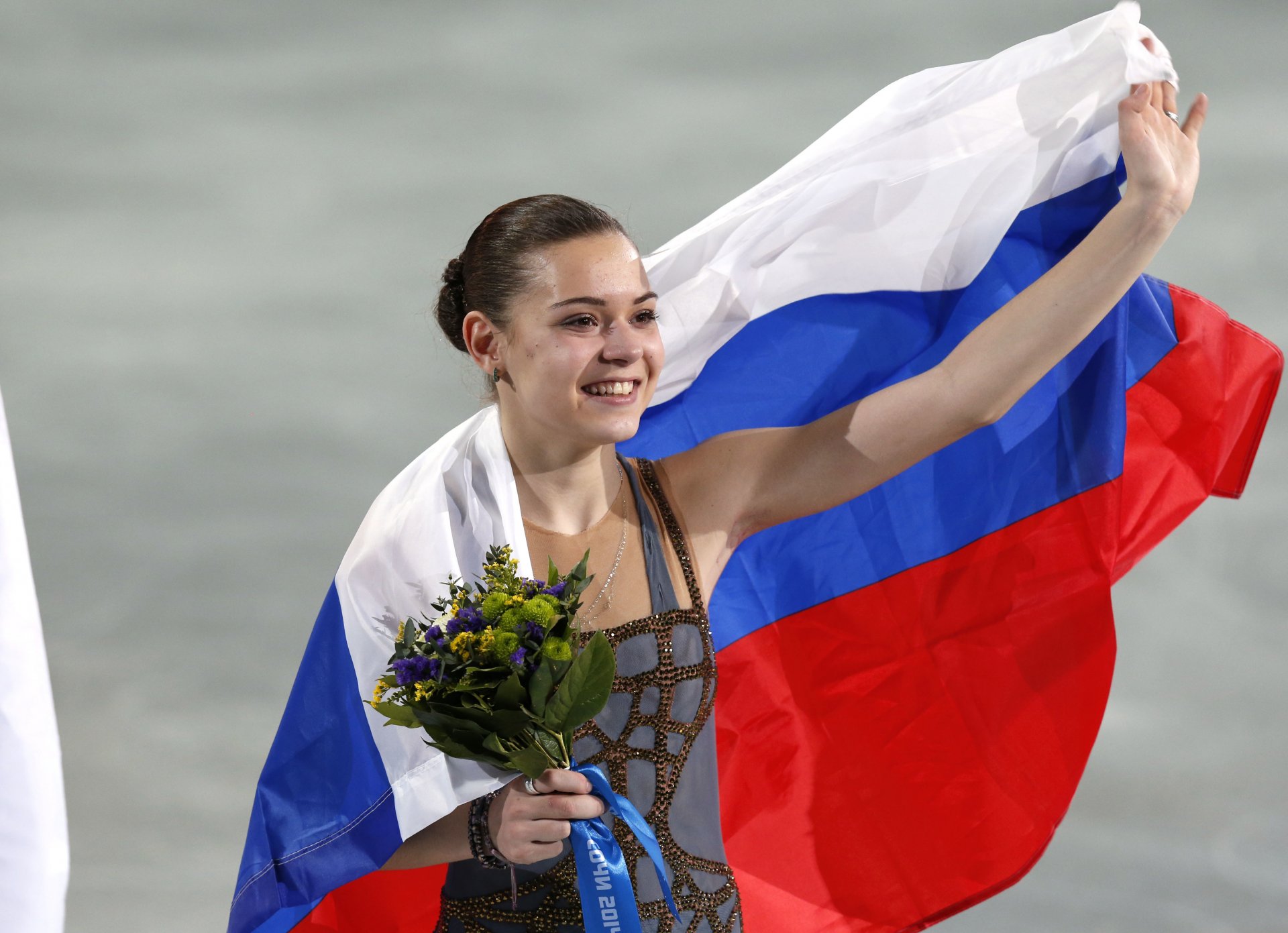 adelina sotnikova patinaje artístico bandera alegría patinadora sochi 2014 sochi-2014 juegos olímpicos de invierno olímpica campeona xxii juegos olímpicos de invierno sochi-2014 rusia flores ramo