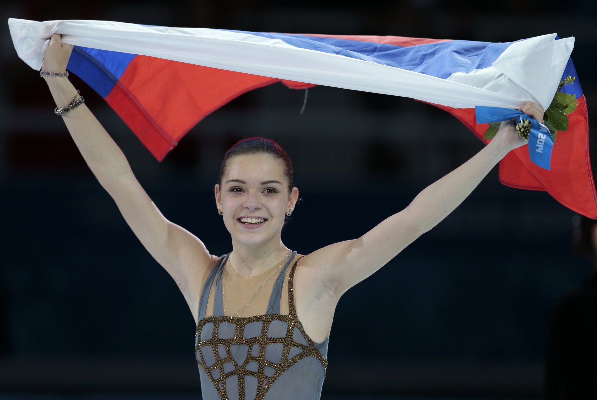 adeline sotnikova łyżwiarstwo figurowe flaga radość łyżwiarka figurowa soczi 2014 zimowe igrzyska olimpijskie soczi 2014 olimpijska mistrzyni xxii zimowe igrzyska olimpijskie soczi 2014 rosja złoto