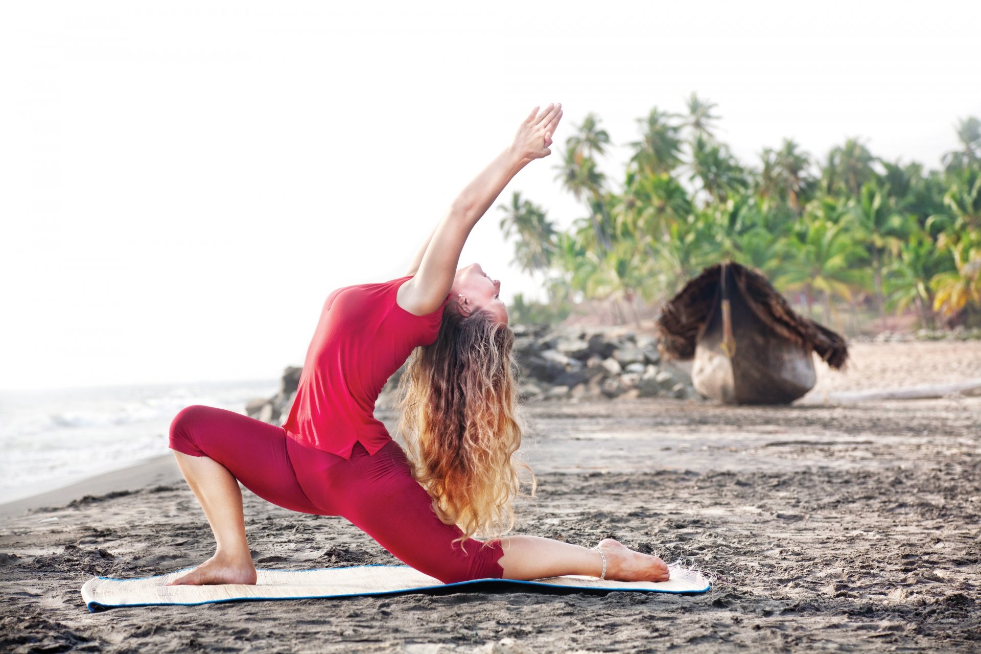 yoga ragazza rosso spiaggia posa relax