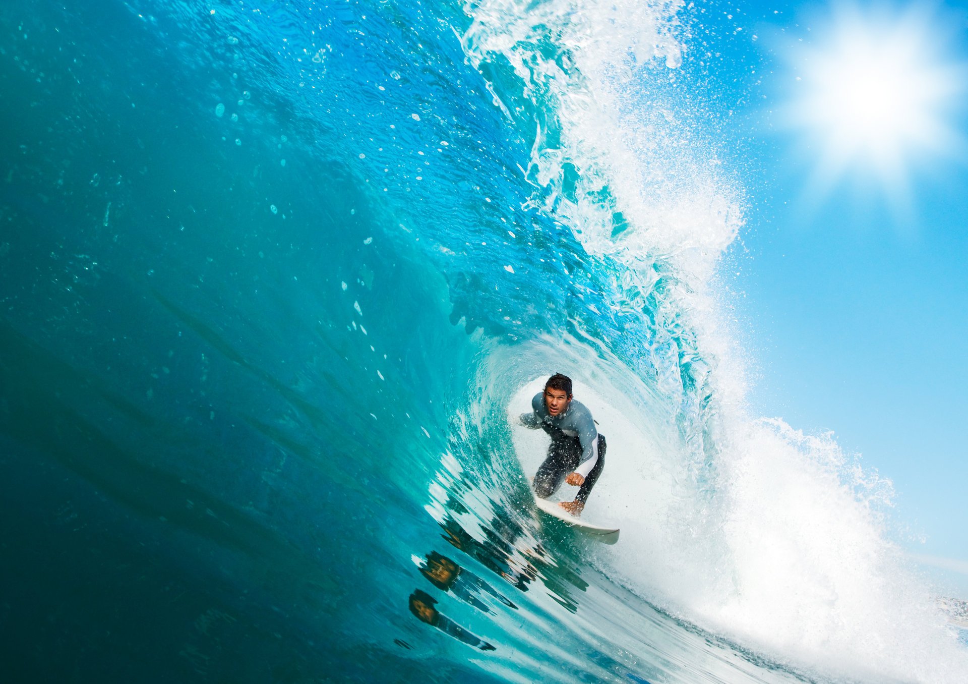 mer ciel soleil vague crête surf planche surfeur rayons