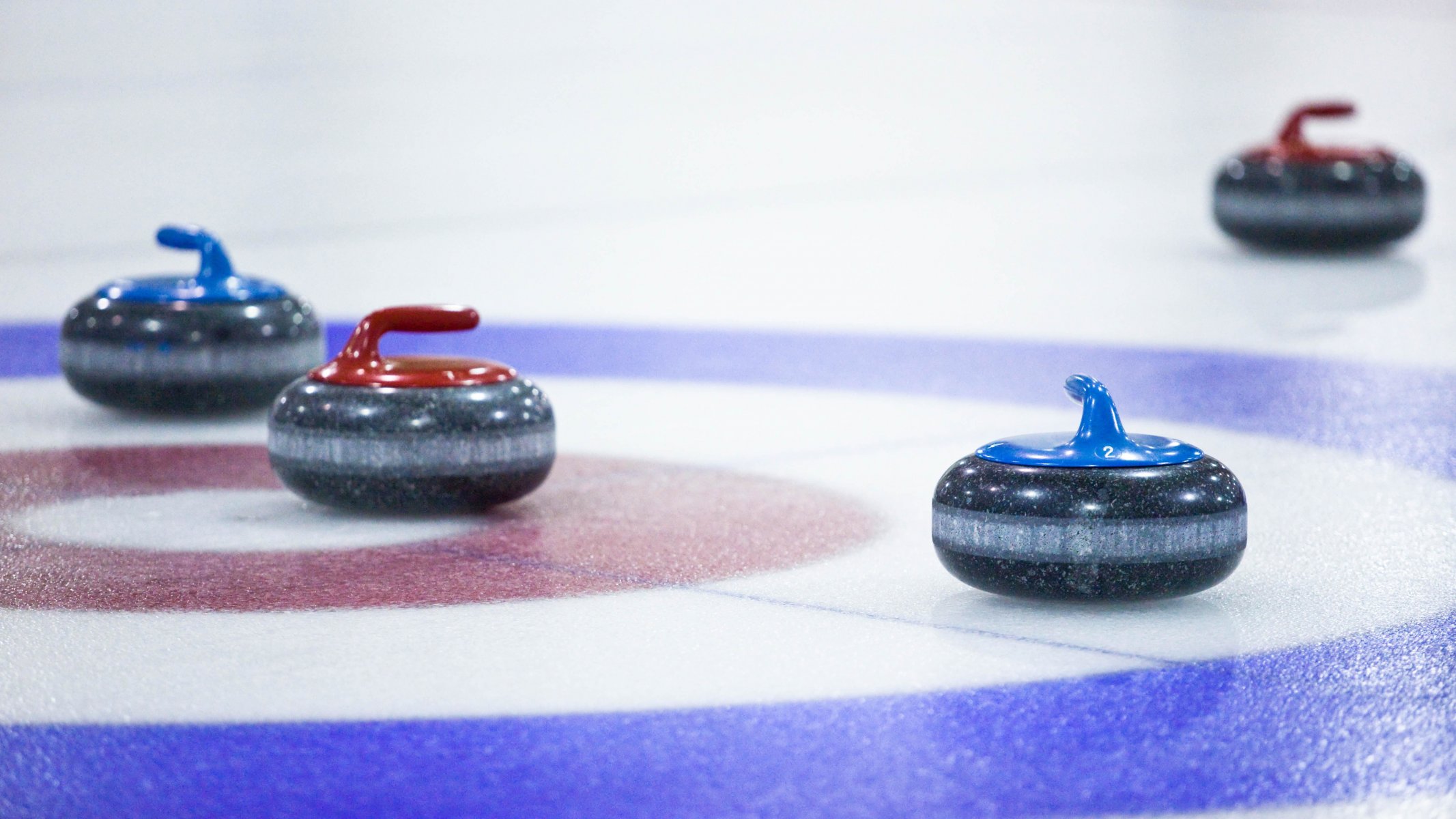 sport curling olympische winterspiele team sportlich spiel auf eis spielplatz zwei teams abwechselnd starten durch eis spezielle schwere granit schalen steine in seite markiert ziel zuhause unschärfe bokeh hintergrund