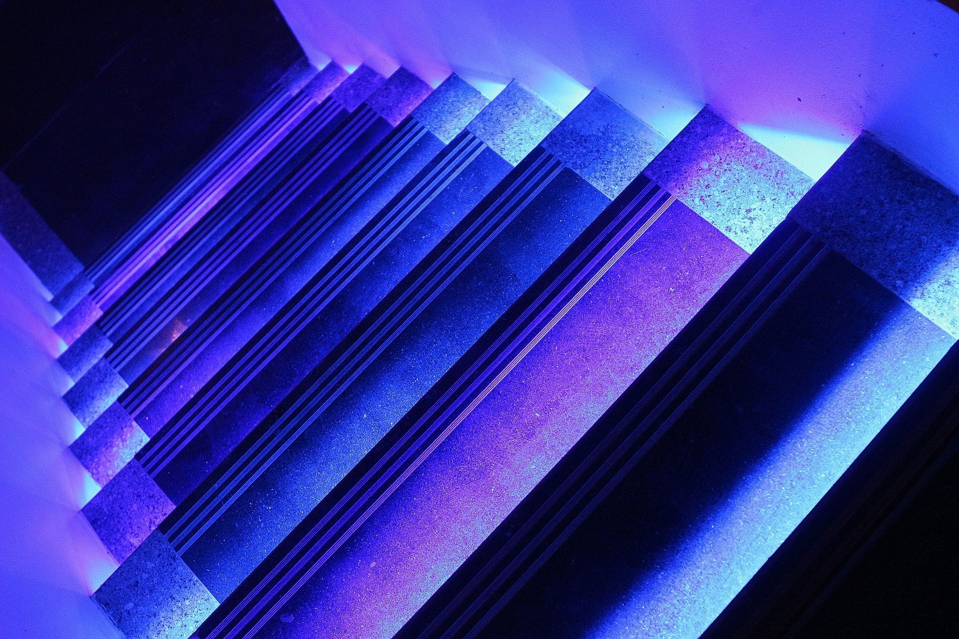 luz infierno azul escalera