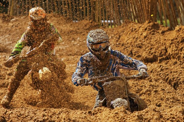 Carrera de motos deportivas fuera de carretera en el barro