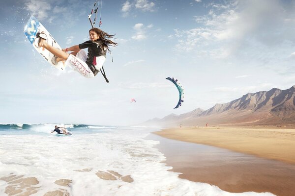 Attività sulla spiaggia vicino alle montagne Kitesurf