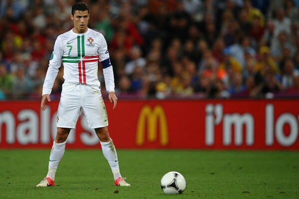 Cristiano Ronaldo en el campo de juego a la espera de que comience el juego