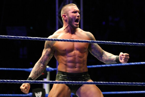 Wrestler Randy Orton steht im Ring und schreit