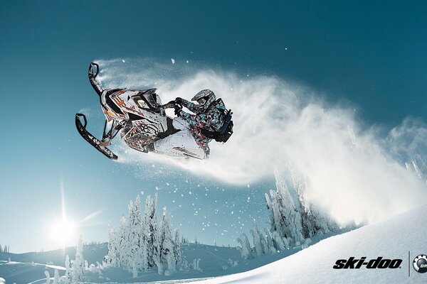 La poderosa fuerza de elevación levanta la moto de nieve