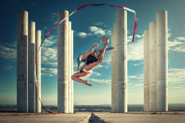 Salto con cinta de chica deportiva