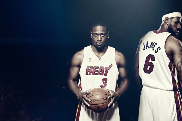 Dwayne Wade avec le ballon et près de LeBron James