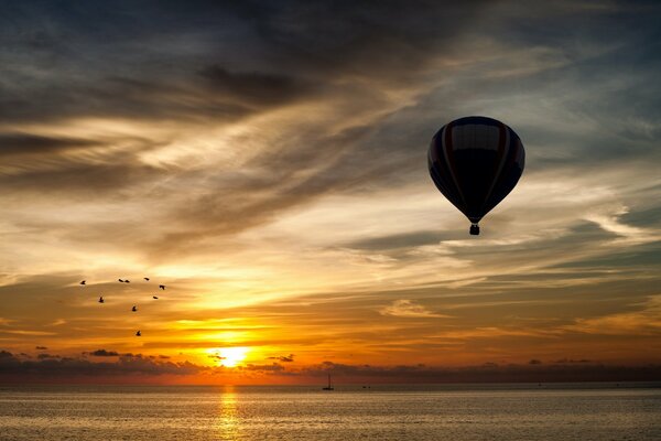 Una bola en el cielo en el fondo de la puesta de sol