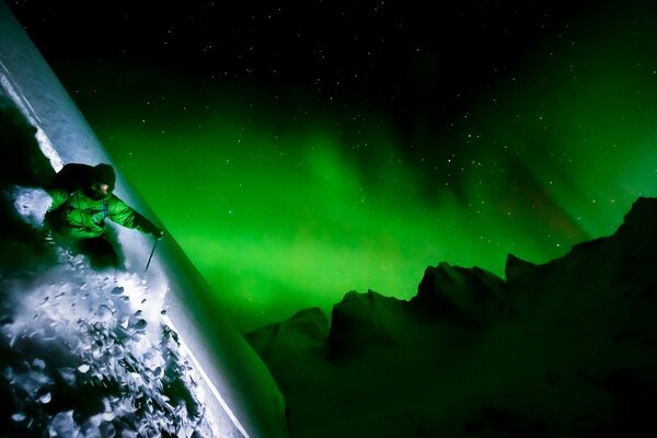 L uomo sugli sci in montagna si precipita verso il cielo