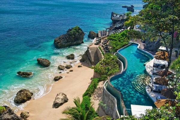 Costa Dell Isola di Bali con una splendida natura e piscine