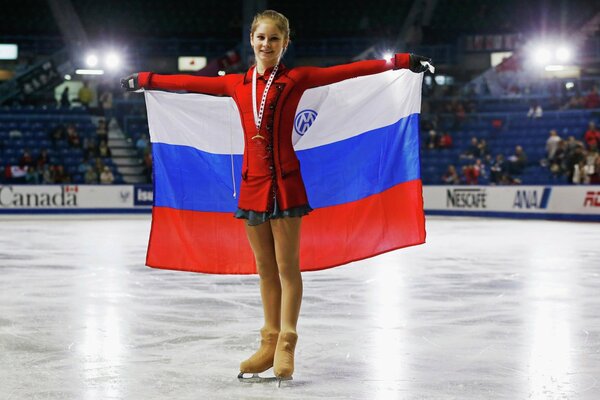 Pattinatrice Lipnitskaya con la bandiera della Russia