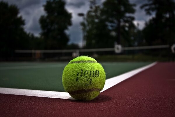 Palla da tennis sul campo