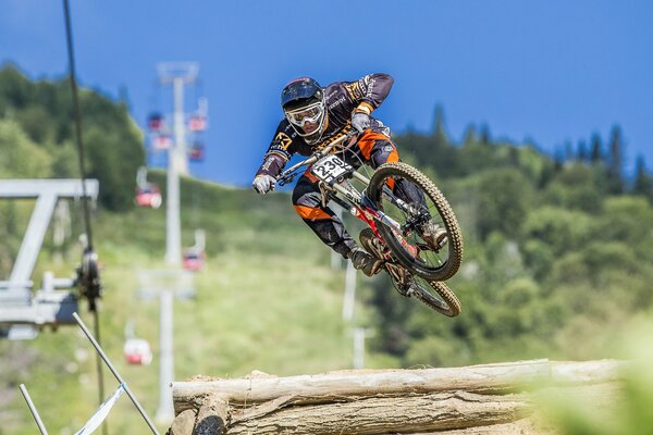 Cycliste saute par-dessus l obstacle