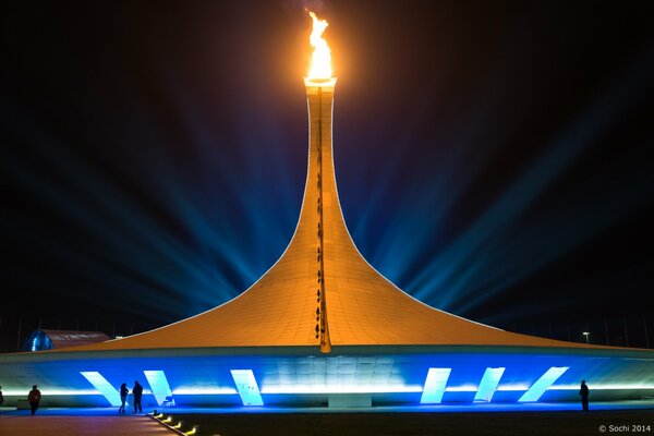 La llama olímpica en Sochi en un fondo oscuro