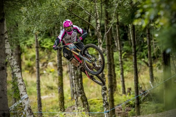 Sprung eines Radfahrers beim Offroad-Rennen im Wald