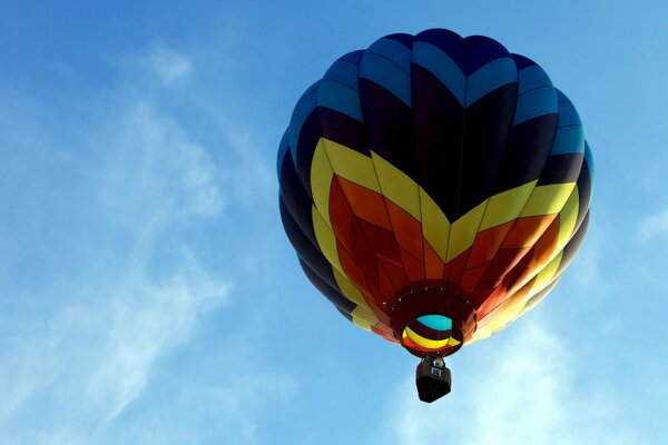 Ballon de sport dans le ciel