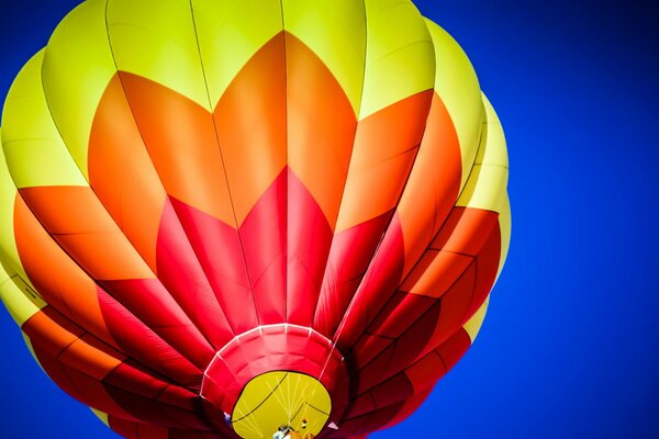 Volando un globo brillante en el cielo