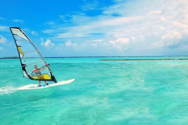 Voilier sur une planche dans la mer sur l horizon de nuages