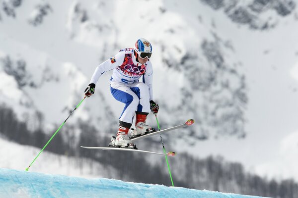 Le skieur russe a effectué un saut à ski