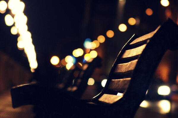 Banc dans la ville de nuit sur fond de lumières