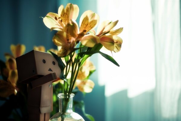 Fleurs maison et homme en carton dans une pièce ensoleillée