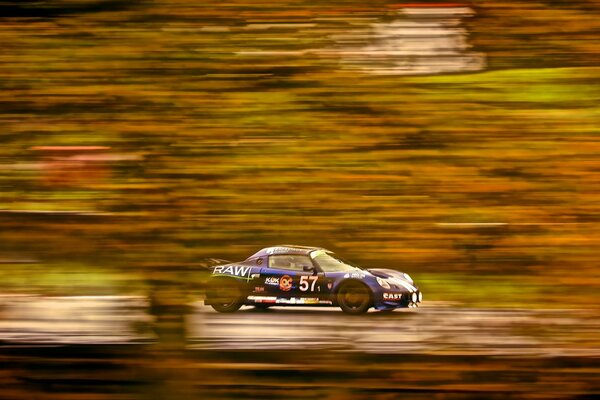 La voiture se précipite sur la piste dans la course