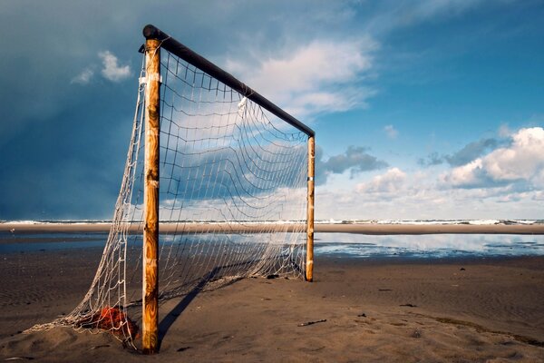 Porte de football près de la rivière sur fond de ciel