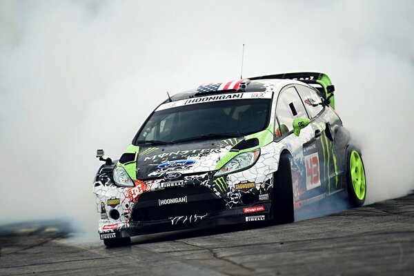 Voiture de course avec de la fumée sous les roues