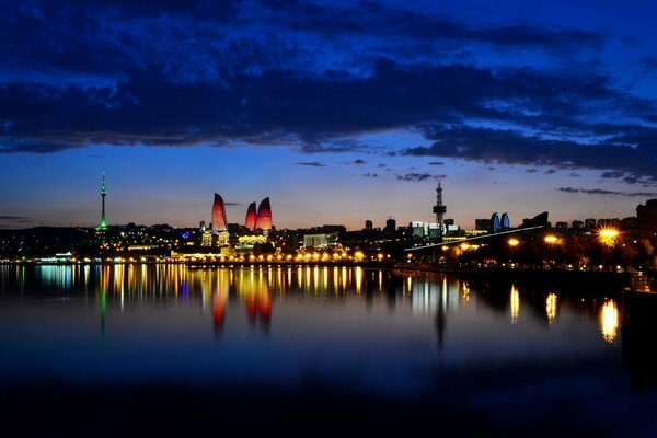 Schöne Nachtstadt Baku