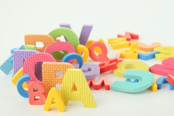 Letras multicolores. Juego para niños