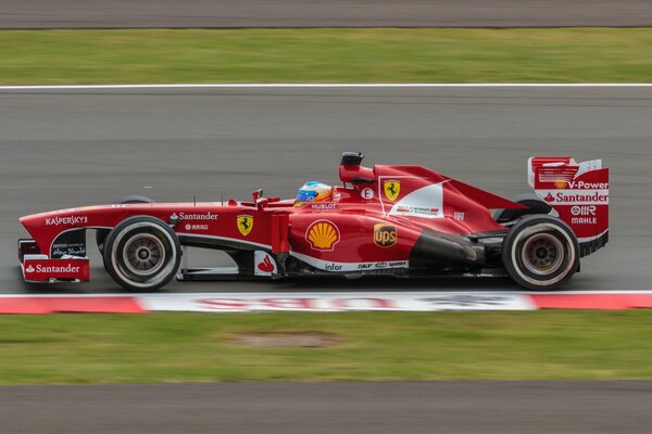 Fernando Alonso en la pista durante la carrera de fórmula 1 en Silverstone