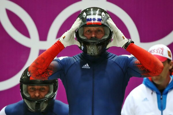 I campioni olimpici di Bob Alexander Zubkov e Alexey Voivoda in caschi ai Giochi Invernali di Sochi 2014