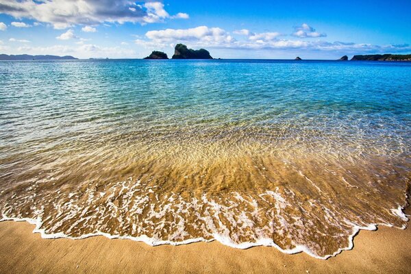 Türkisfarbenes Meer und Sand