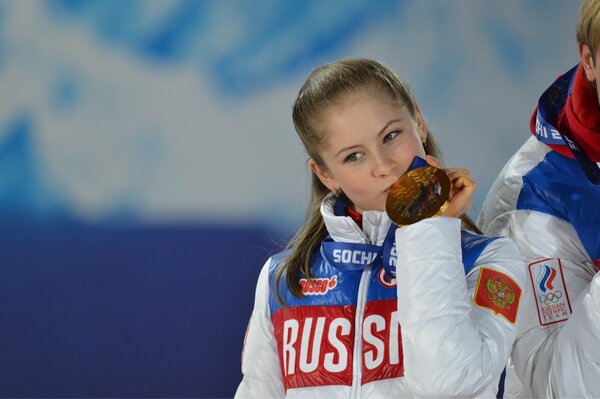 Julia Lipnitskaya bacia la medaglia d oro