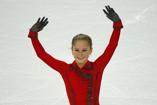 La patineuse artistique russe Julia lipnitskaya donne au public un sourire après la performance