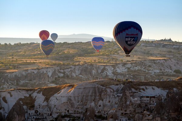 Luftballon im Flug in den Bergen