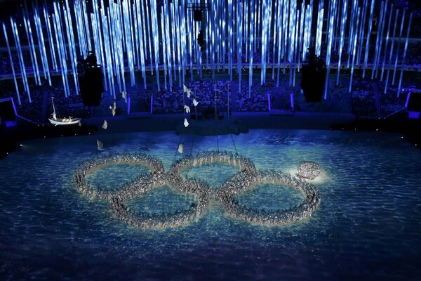 Anillos Olímpicos en la clausura de los juegos Olímpicos de Sochi 2014